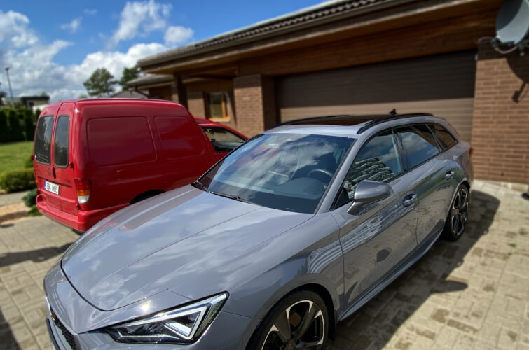 alt="Seat Cupra kliendi kodus mobiilne autopesu"