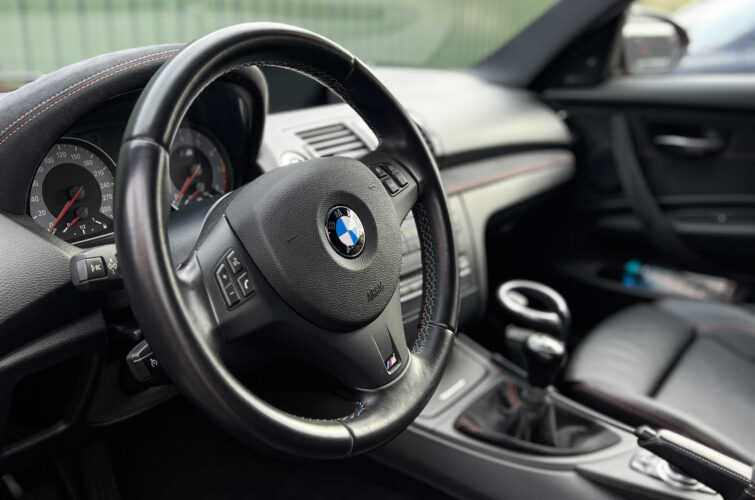 BMW 1M sisepesu