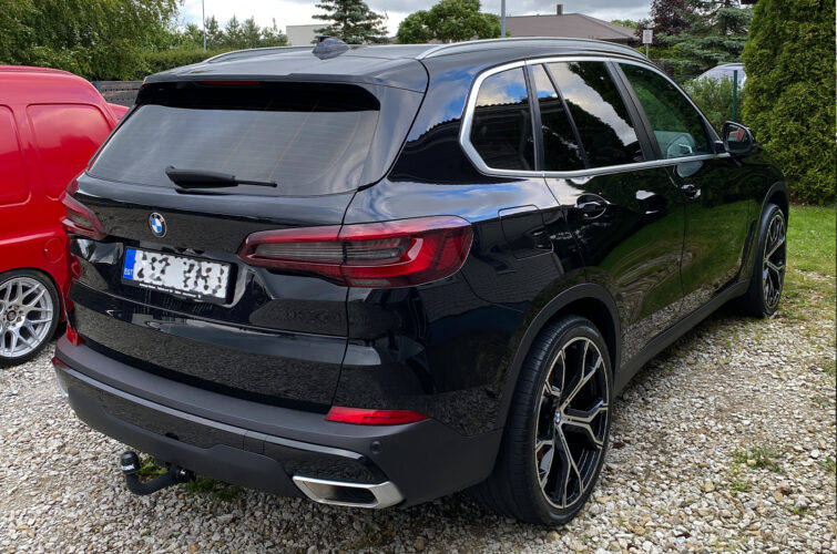 alt="Fine Shine Mobiilne Auto Välipesu BMW X5 koduhoovis"