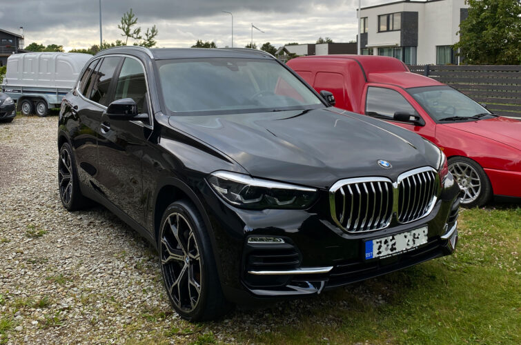 alt="Fine Shine Mobiilne Auto Välipesu BMW X5 koduhoovis"